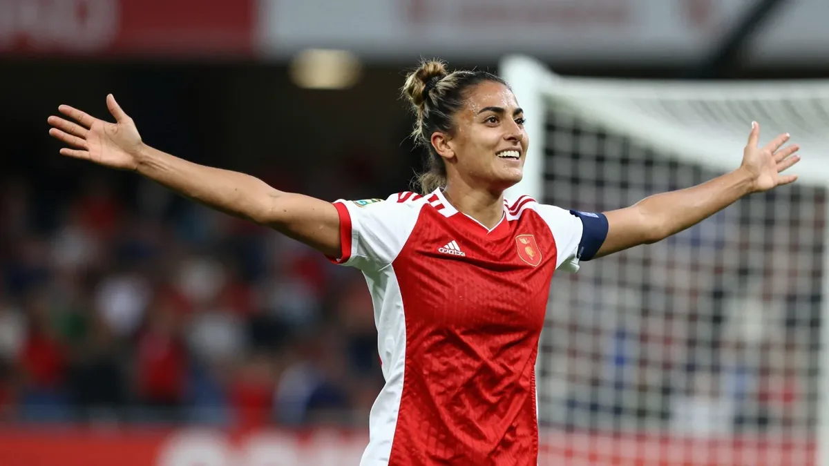 Arsenal Women secured a 1-0 pre-season win over Paris FC thanks to Olivia Smith's stoppage-time curler at Mangata...